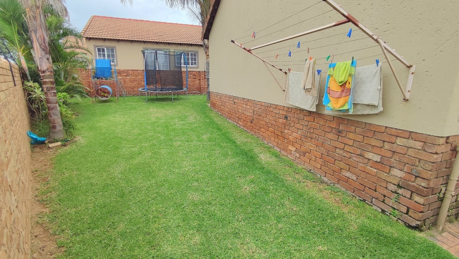 2 Bedroom Property for Sale in Rooihuiskraal North Gauteng