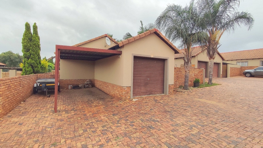 2 Bedroom Property for Sale in Rooihuiskraal North Gauteng