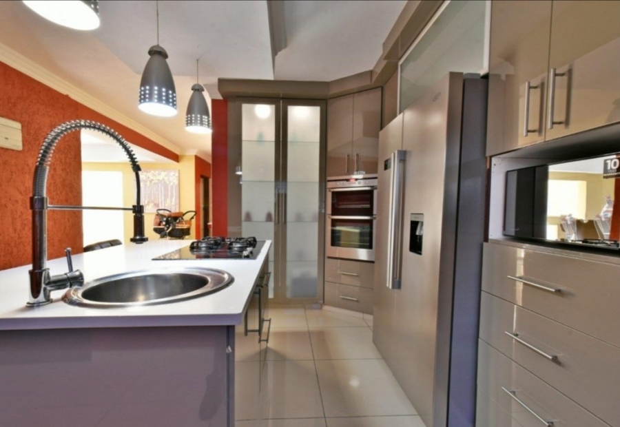 6 Bedroom Property for Sale in Sonneveld Gauteng