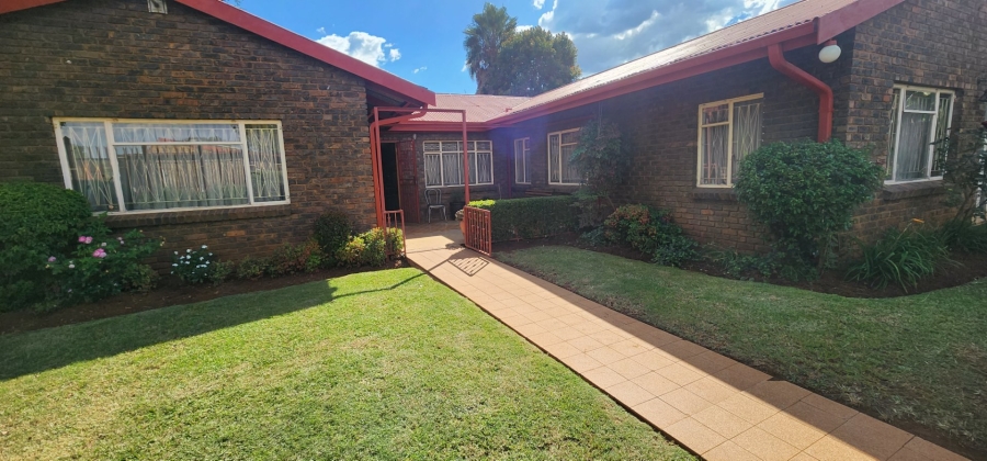 6 Bedroom Property for Sale in Laudium Gauteng