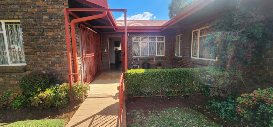 6 Bedroom Property for Sale in Laudium Gauteng