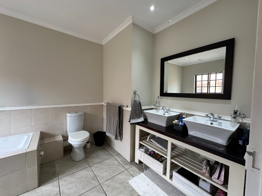 To Let 3 Bedroom Property for Rent in Broadacres Gauteng