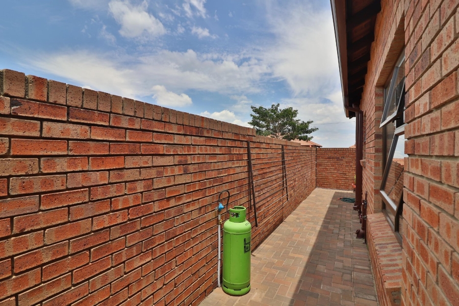 4 Bedroom Property for Sale in Olievenpoort Gauteng