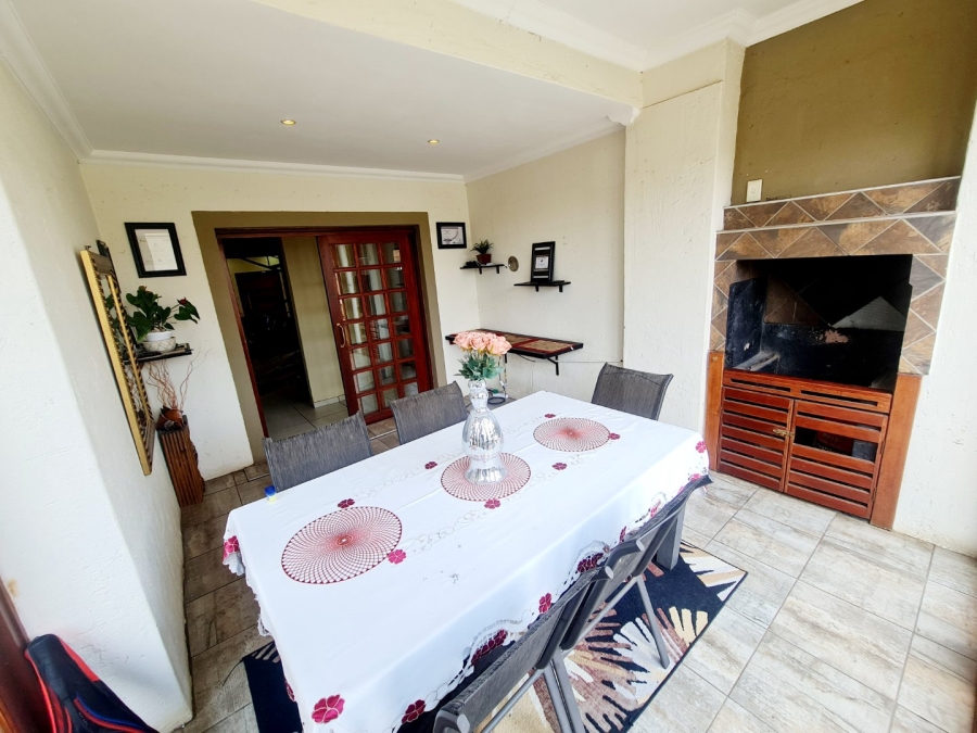 To Let 4 Bedroom Property for Rent in Monavoni Gauteng