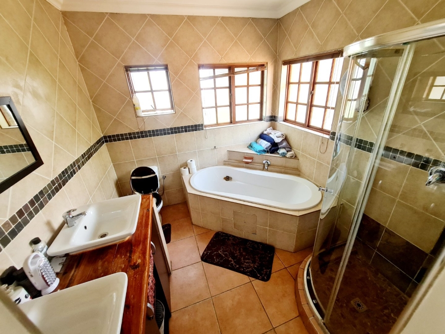 To Let 4 Bedroom Property for Rent in Monavoni Gauteng