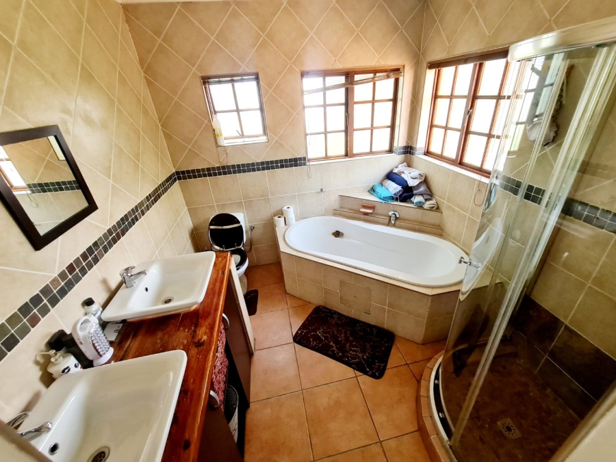 To Let 4 Bedroom Property for Rent in Monavoni Gauteng