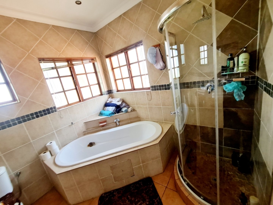 To Let 4 Bedroom Property for Rent in Monavoni Gauteng