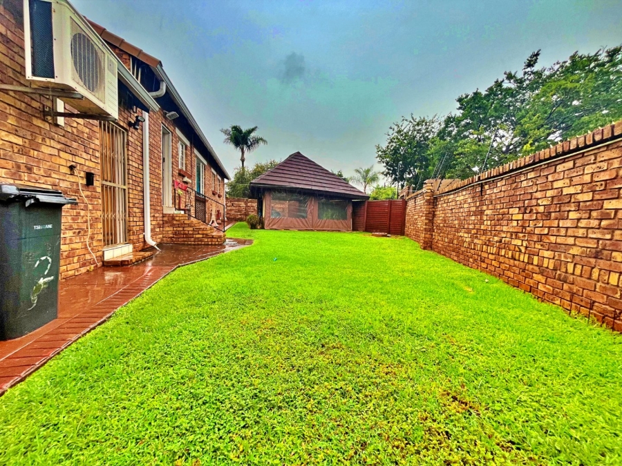 3 Bedroom Property for Sale in Die Hoewes Gauteng