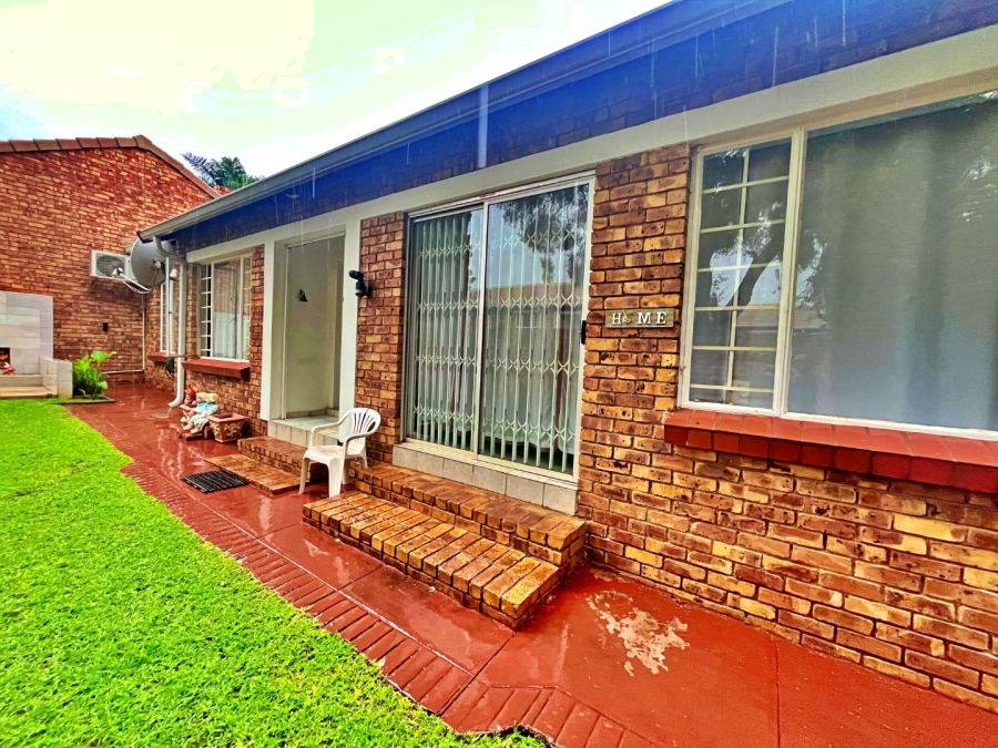 3 Bedroom Property for Sale in Die Hoewes Gauteng