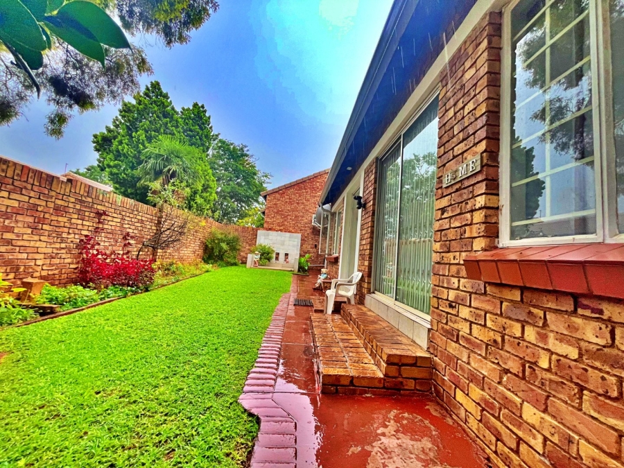 3 Bedroom Property for Sale in Die Hoewes Gauteng