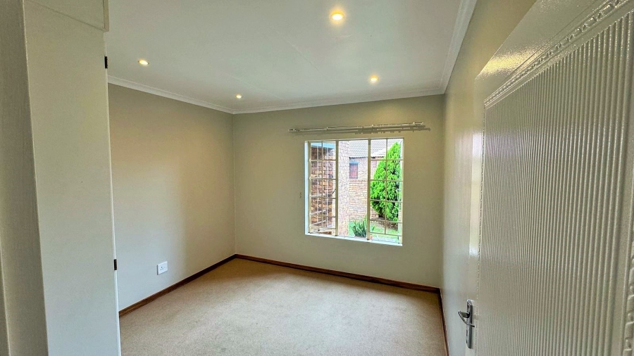 To Let 3 Bedroom Property for Rent in Amberfield Manor Gauteng