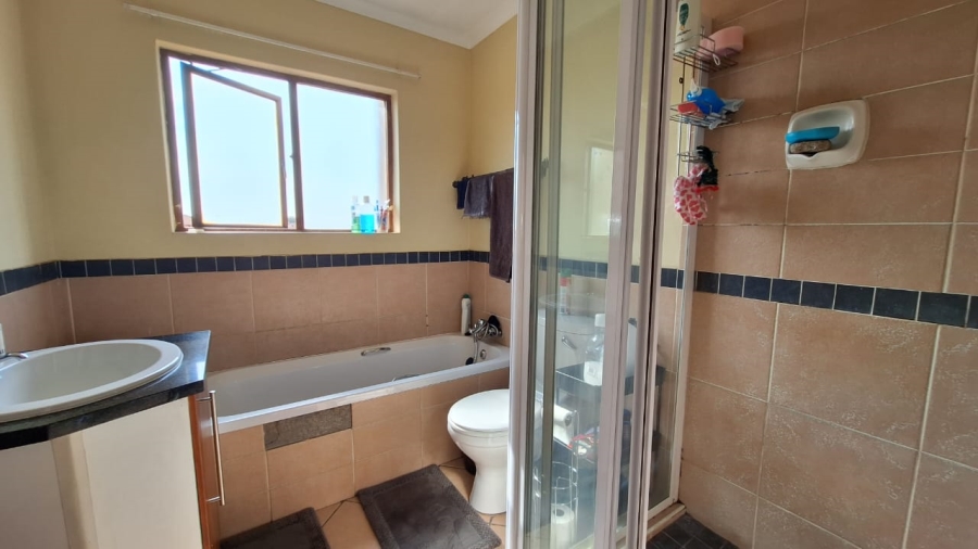 2 Bedroom Property for Sale in Monavoni Gauteng