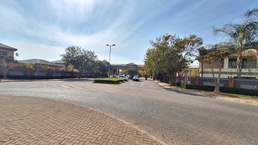 2 Bedroom Property for Sale in Monavoni Gauteng