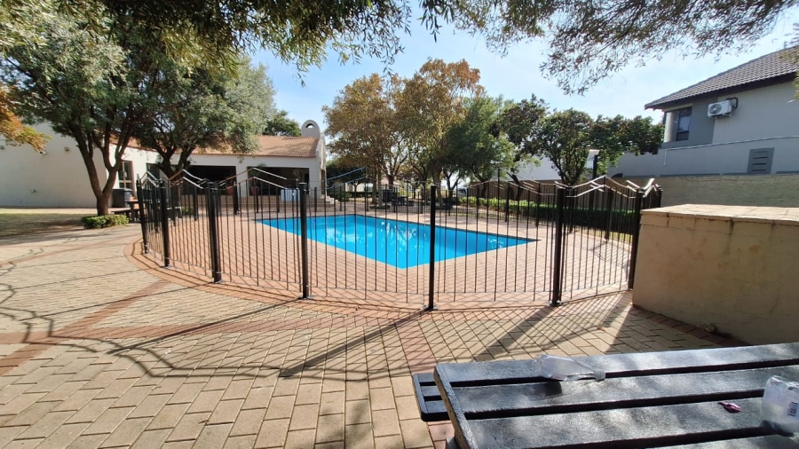 2 Bedroom Property for Sale in Monavoni Gauteng