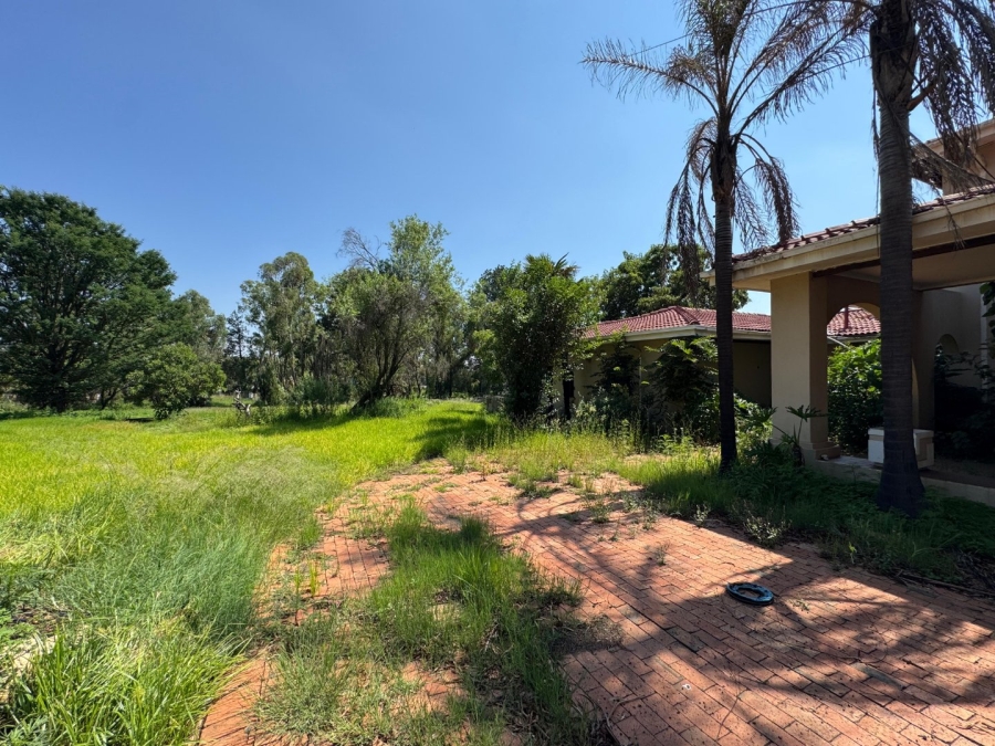 10 Bedroom Property for Sale in Glen Marais Gauteng