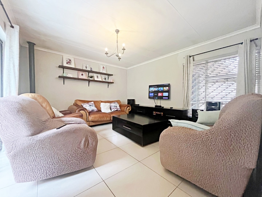 3 Bedroom Property for Sale in Die Hoewes Gauteng