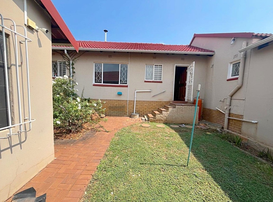 4 Bedroom Property for Sale in Mulbarton Gauteng