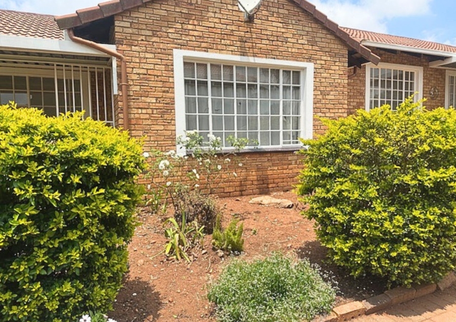 2 Bedroom Property for Sale in Noordheuwel Gauteng