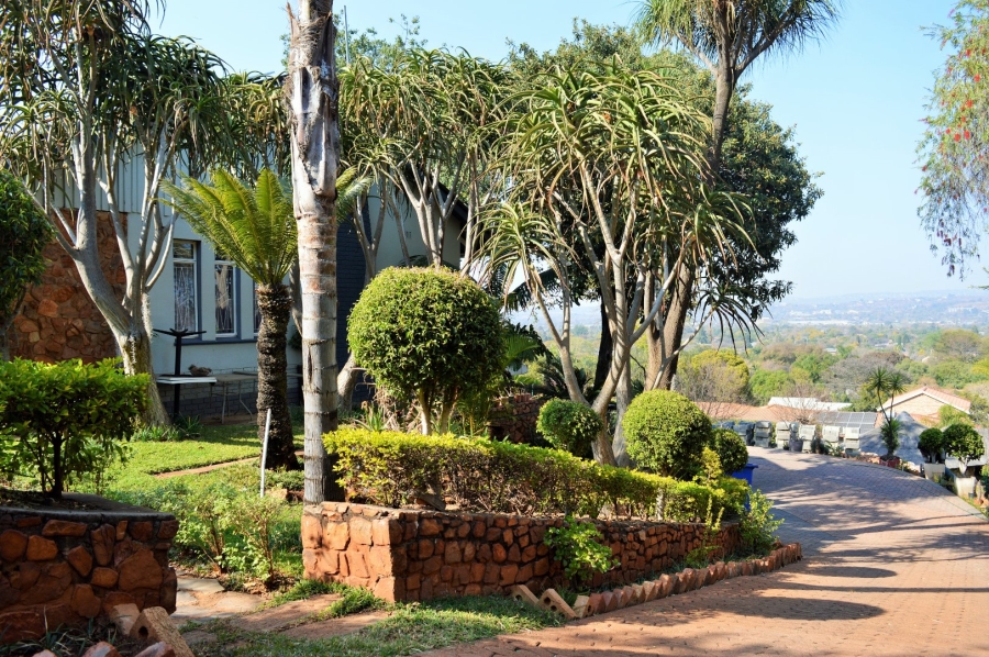 5 Bedroom Property for Sale in Waverley Gauteng