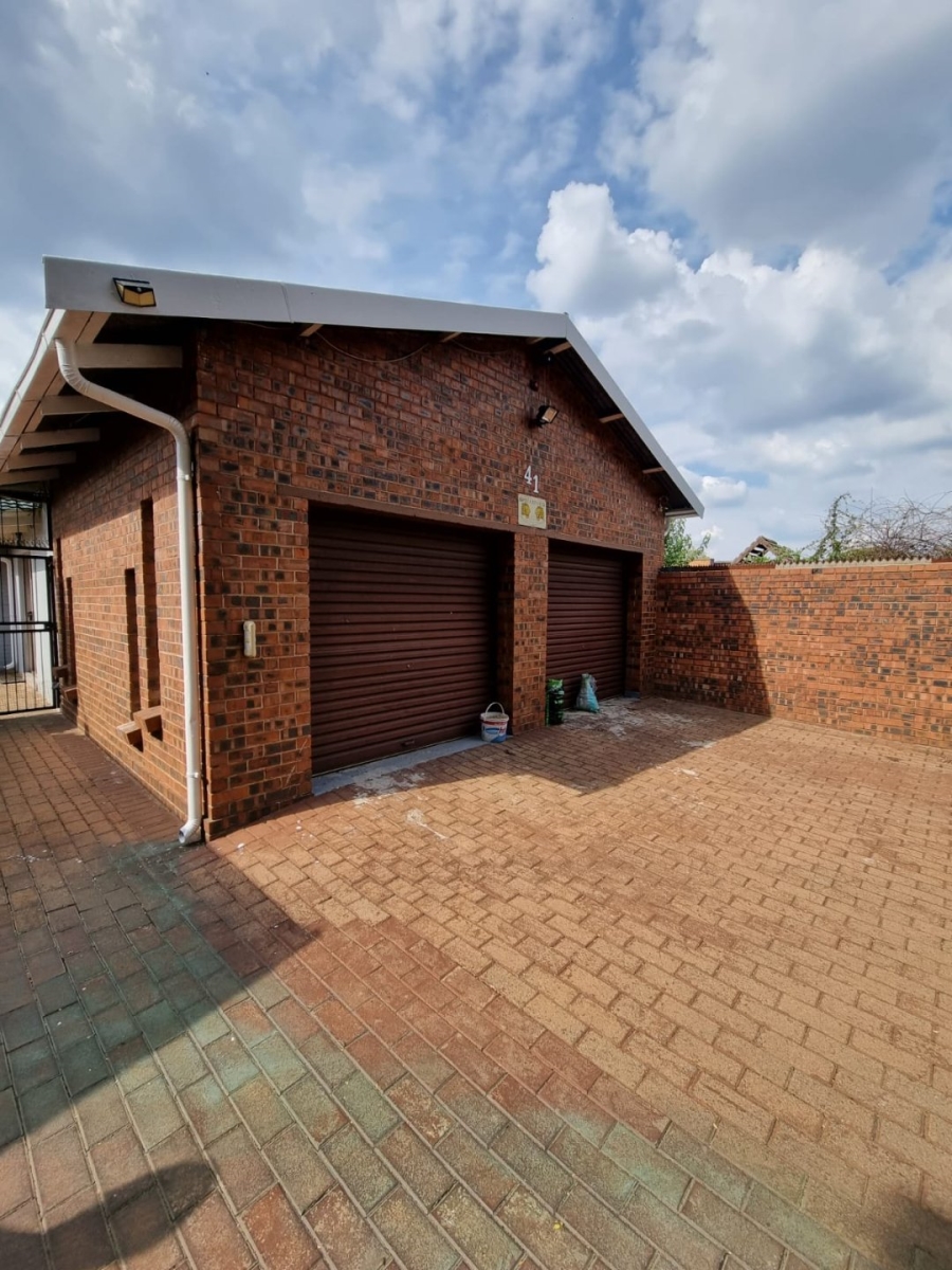 3 Bedroom Property for Sale in Strubenvale Gauteng