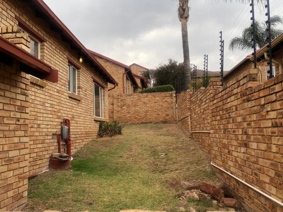 2 Bedroom Property for Sale in Wilgeheuwel Gauteng