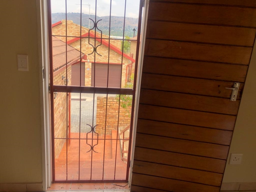 2 Bedroom Property for Sale in Wilgeheuwel Gauteng