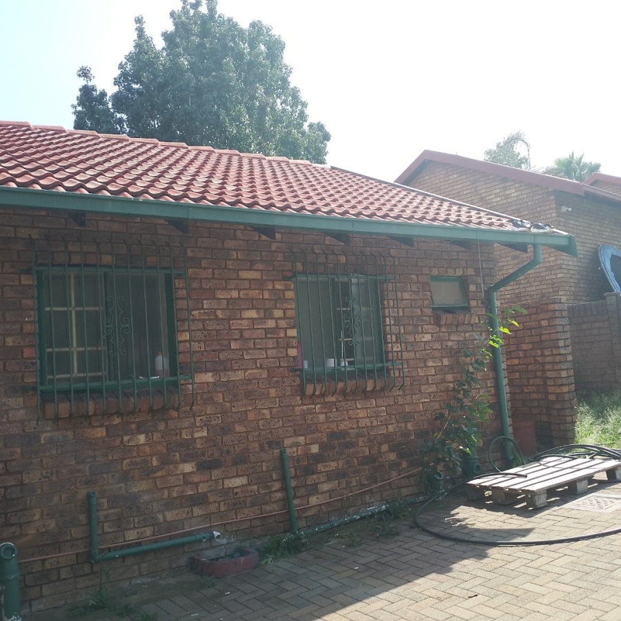 To Let 1 Bedroom Property for Rent in Country View Gauteng