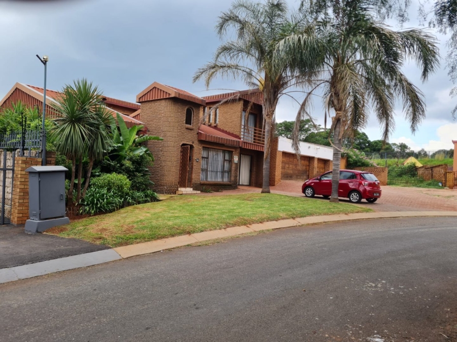 6 Bedroom Property for Sale in Lenasia South Gauteng