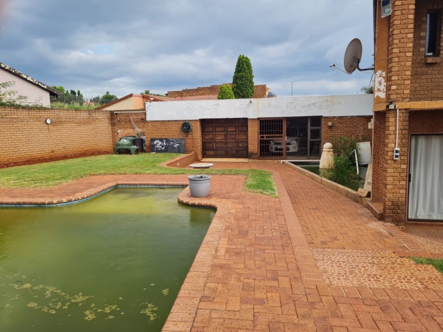 6 Bedroom Property for Sale in Lenasia South Gauteng