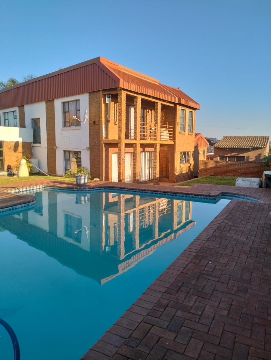 6 Bedroom Property for Sale in Lenasia South Gauteng