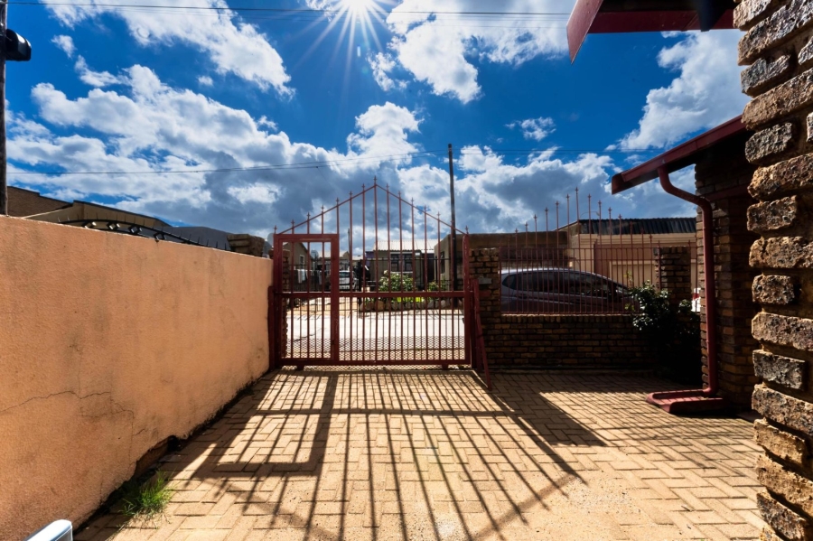 2 Bedroom Property for Sale in Meadowlands East Gauteng