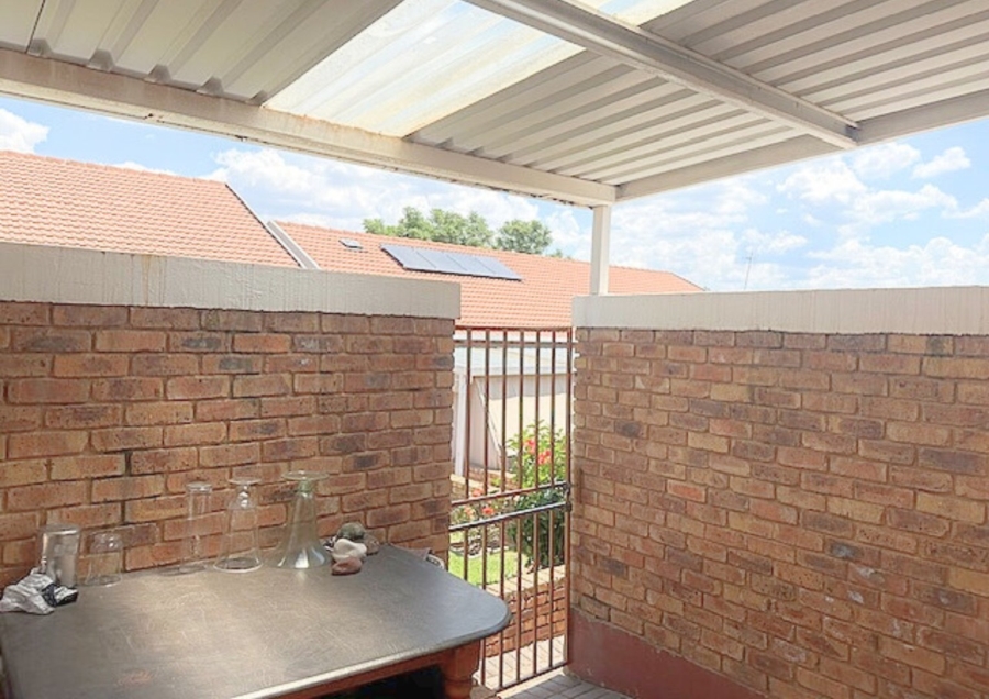 2 Bedroom Property for Sale in Honeydew Manor Gauteng