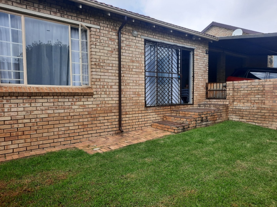 2 Bedroom Property for Sale in Honeydew Ridge Gauteng