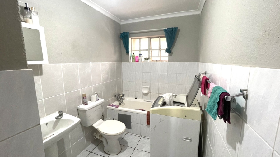 1 Bedroom Property for Sale in Magalieskruin Gauteng