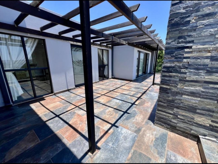5 Bedroom Property for Sale in Copperleaf Estate Gauteng