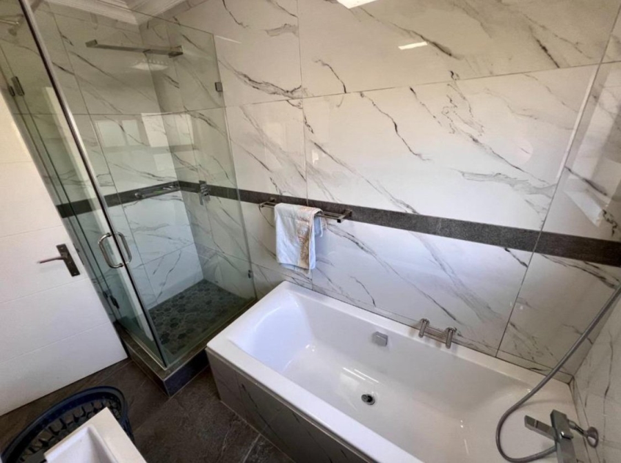 5 Bedroom Property for Sale in Copperleaf Estate Gauteng