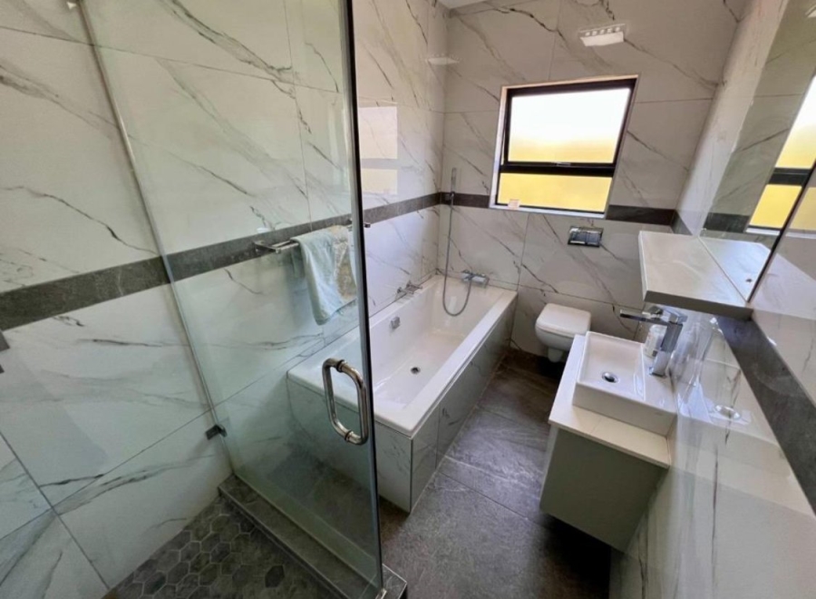 5 Bedroom Property for Sale in Copperleaf Estate Gauteng