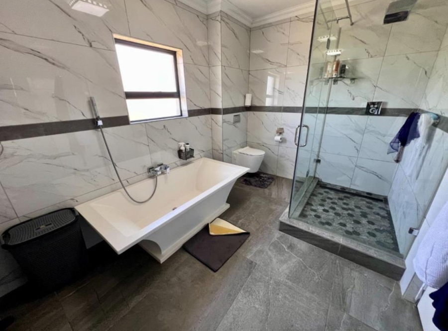 5 Bedroom Property for Sale in Copperleaf Estate Gauteng