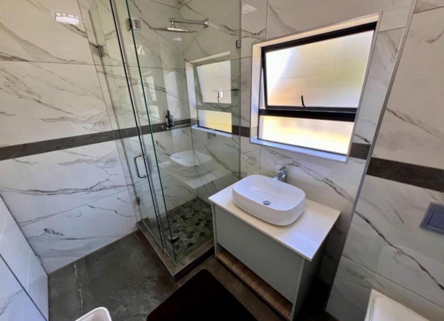 5 Bedroom Property for Sale in Copperleaf Estate Gauteng