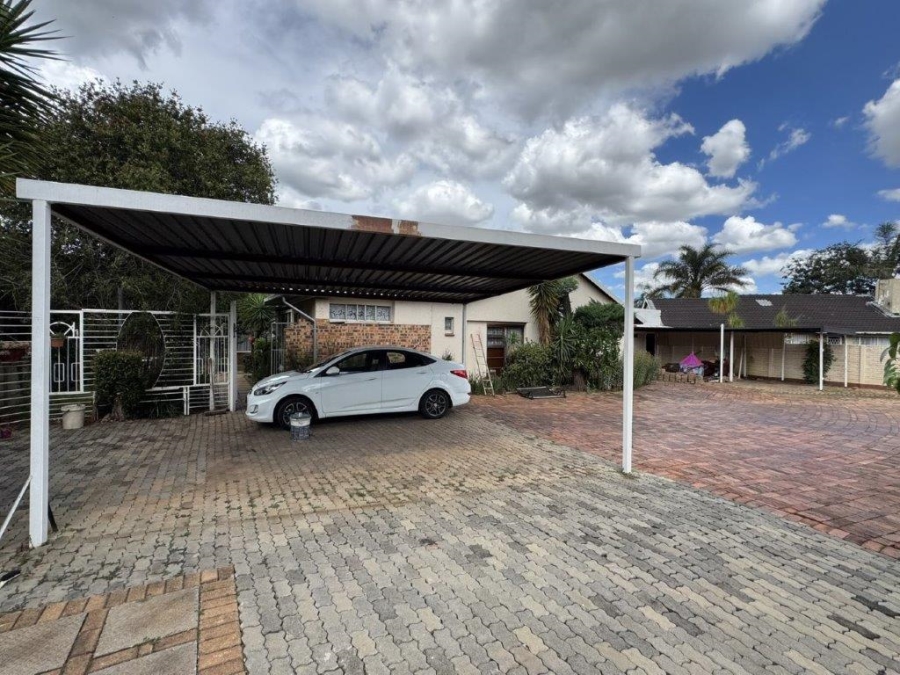 7 Bedroom Property for Sale in Birchleigh Gauteng