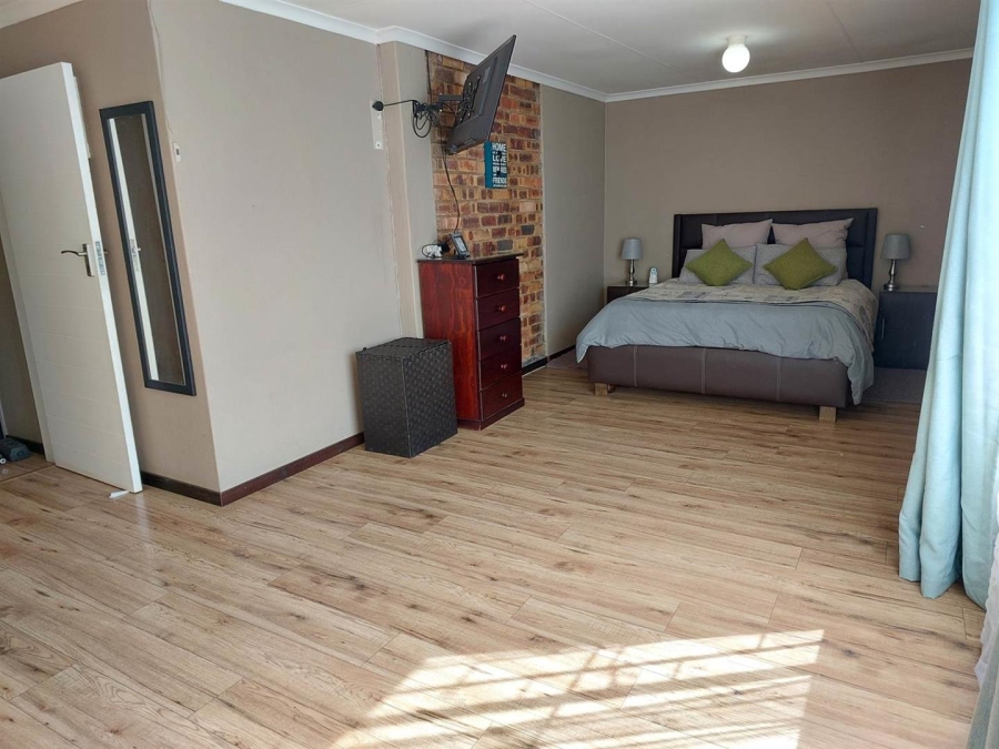 4 Bedroom Property for Sale in Bonaero Park Gauteng