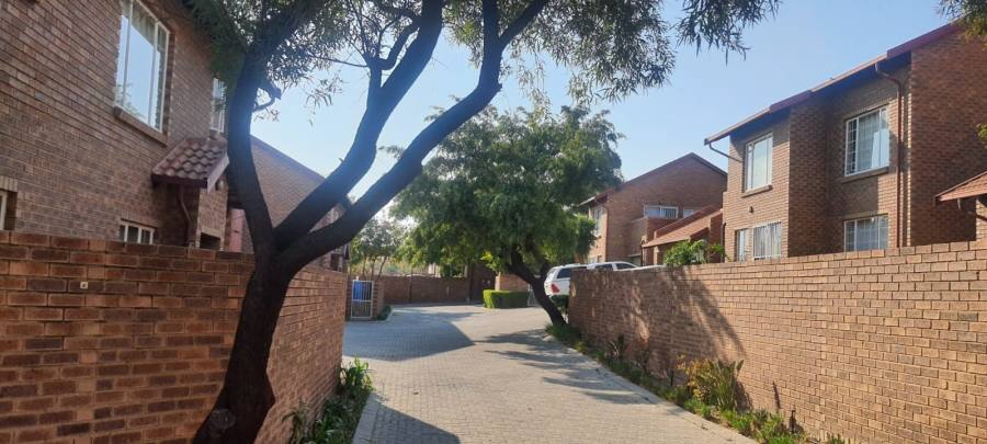 2 Bedroom Property for Sale in The Reeds Gauteng