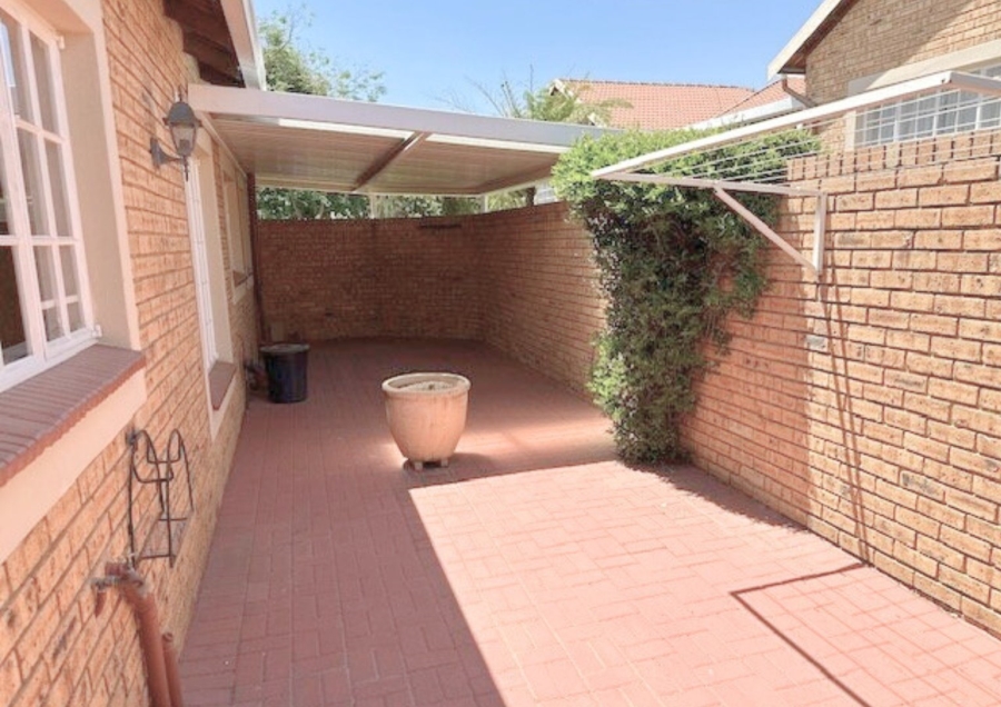 2 Bedroom Property for Sale in Wilgeheuwel Gauteng