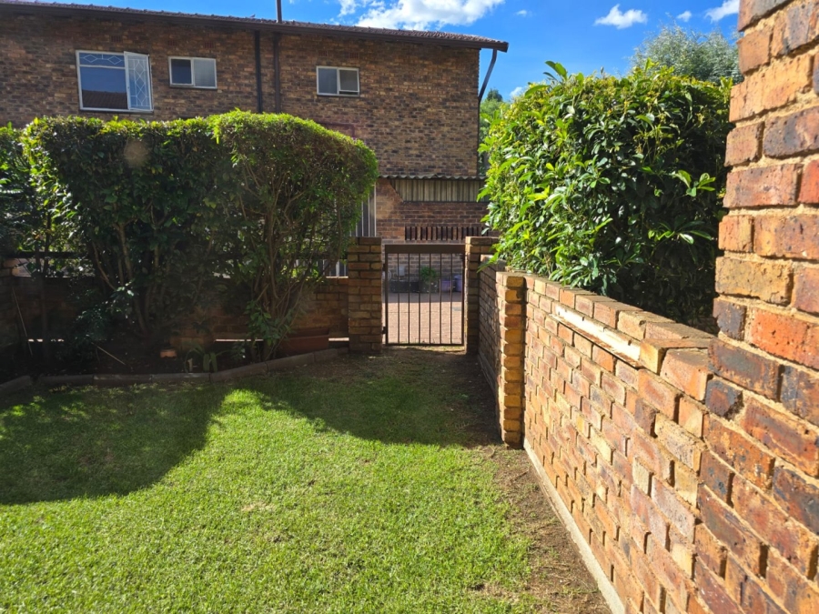 To Let 2 Bedroom Property for Rent in Dayanglen Gauteng