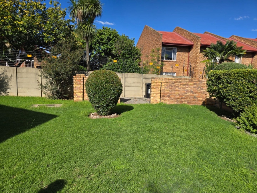 To Let 2 Bedroom Property for Rent in Dayanglen Gauteng