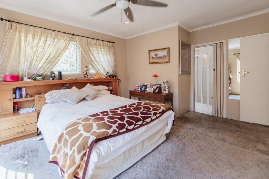 4 Bedroom Property for Sale in Faerie Glen Gauteng