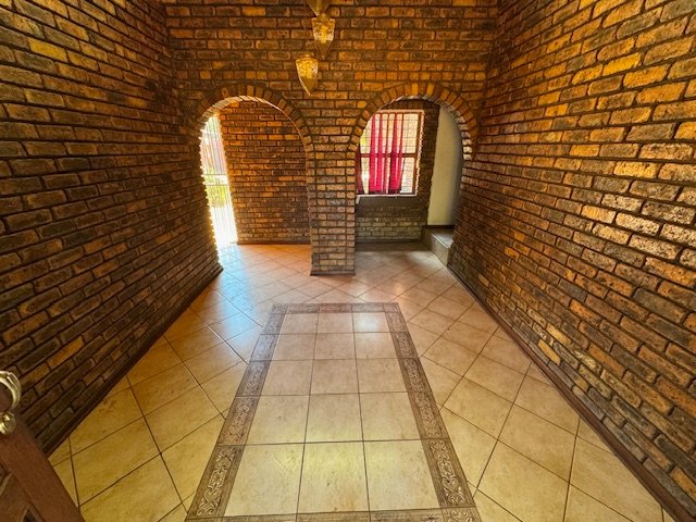 5 Bedroom Property for Sale in Glen Marais Gauteng