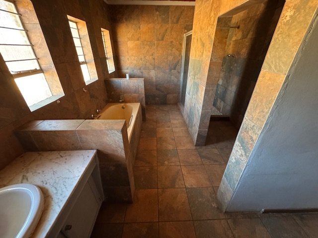 5 Bedroom Property for Sale in Glen Marais Gauteng