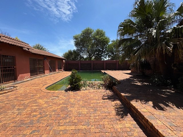 5 Bedroom Property for Sale in Glen Marais Gauteng