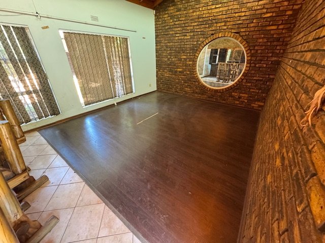 5 Bedroom Property for Sale in Glen Marais Gauteng